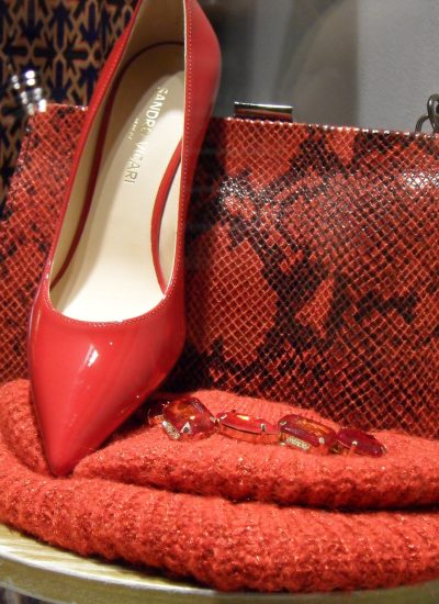 Dona Rosa sciarpa e scarpe rosso